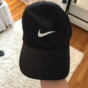 Nike Women’s Feather Light Cap